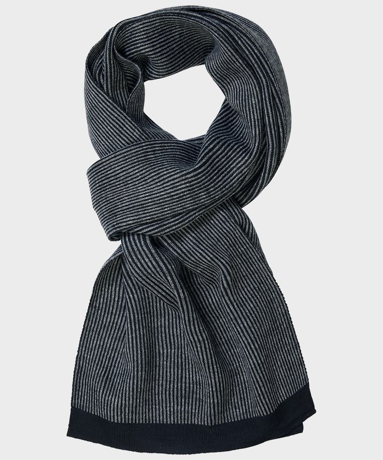 Black heavy knit scarf
