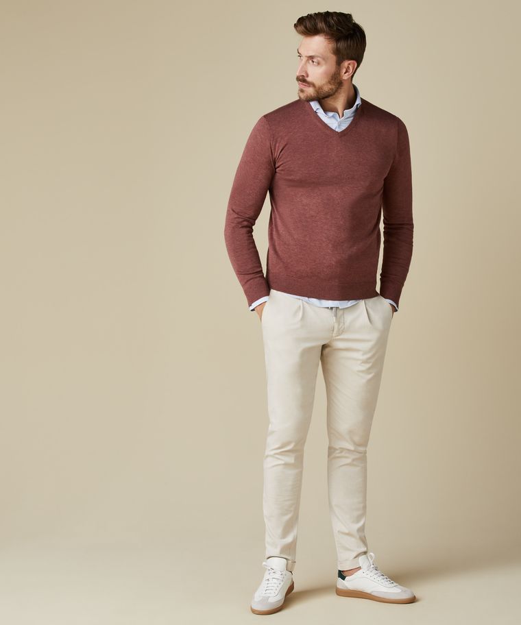 Rostfarbener Pullover aus Pima-Baumwolle mit V-Ausschnitt