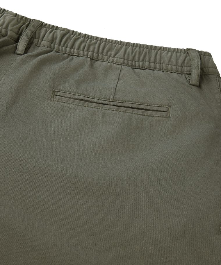 Grüne Sportcord-Shorts