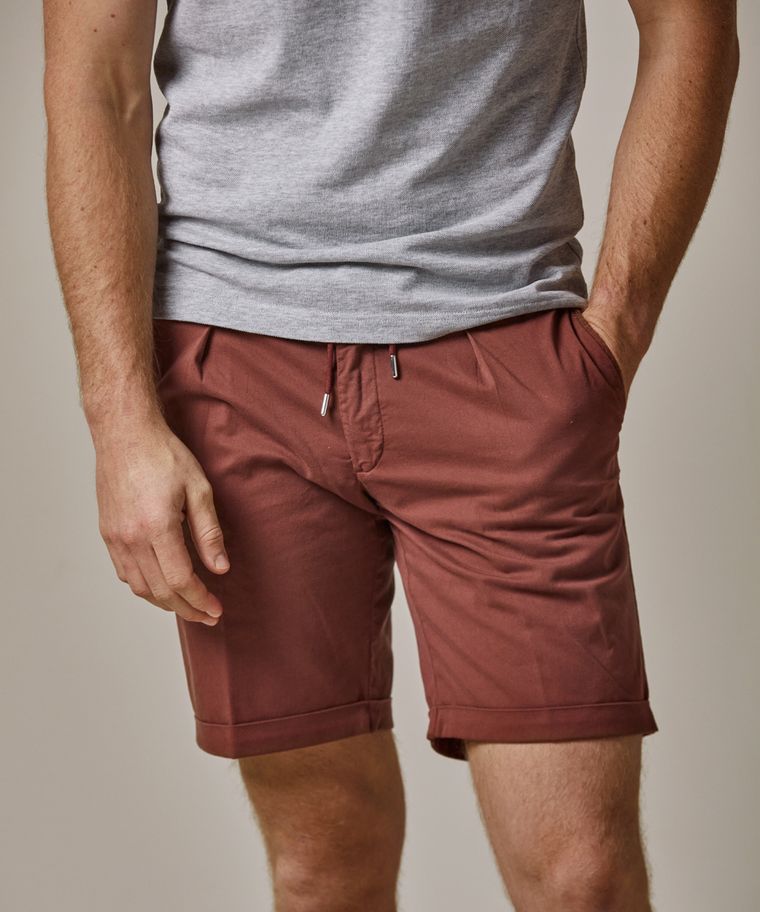 Rostfarbene Sportcord-Shorts
